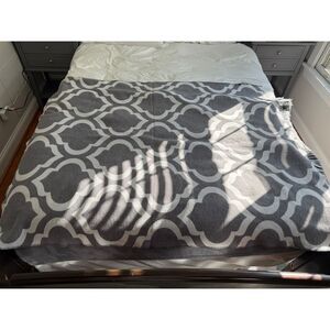 Gray White Moroccan Quatrefoil Pattern Throw Blanket Modern Home‎ Decor Accent